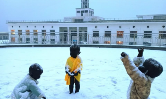 Скульптуры малышей-основателей Киева на Почтовой площади нарядили в теплые полушубки