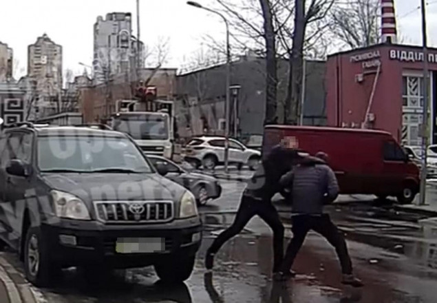 Столичная прокуратура проверит, почему патрульные отпустили водителя внедорожника, избившего киевлянина