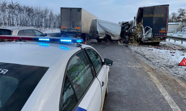 На Одесской трассе вследствие столкновения грузовика и микроавтобуса пострадал водитель