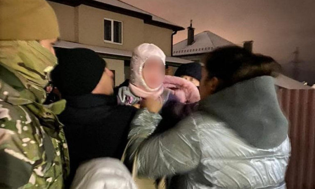 На Киевщине полиция задержала мужчину, который выгнал на мороз жену с малолетней дочерью (фото, видео)