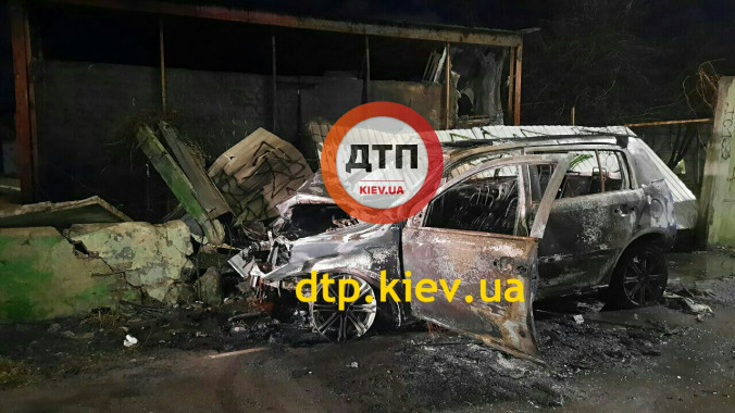 В Киеве такси с пассажиром влетело в забор и загорелось (видео, фото)