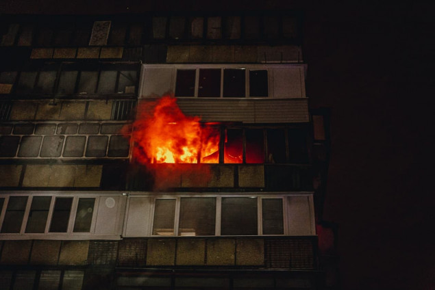 На Лесном массиве из окна горящей квартиры выпал и разбился насмерть мужчина