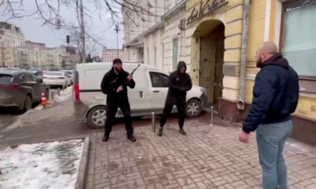 В центре Киева мужчина устроил стрельбу под зданием СБУ (видео)