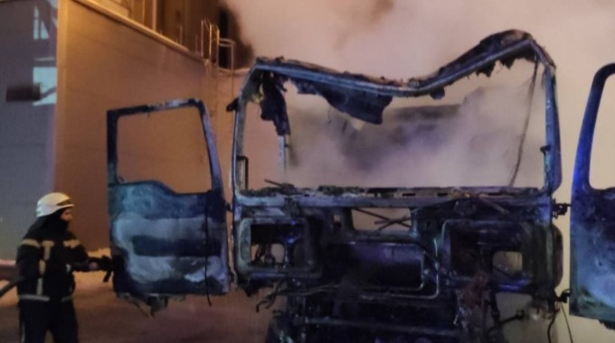 На столичном Пирогово при пожаре в грузовике пострадал водитель (фото)