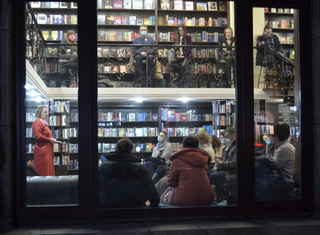 Муниципальный магазин “Сияние книги” в минувшем году реализовал более 14 тысяч книг и провел три десятка презентаций новинок