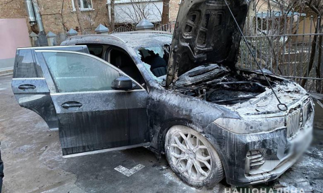 Правоохранители задержали подозреваемых в поджоге машины в центре Киева (фото, видео)