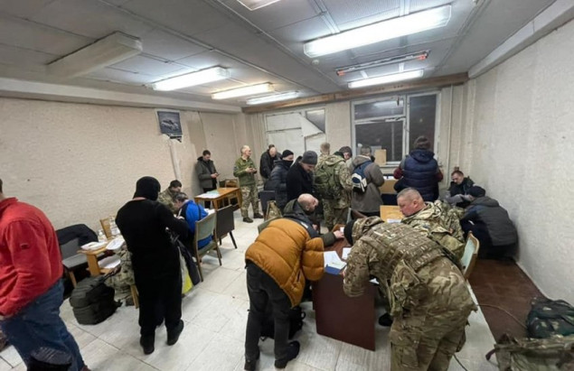 Тероборона ВСУ обнародовала список адресов, по которому в Киеве можно получить оружие сегодня, 25 февраля