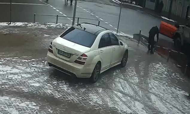 В Киеве камера запечатлела “героя парковки”, который сломал антипарковочный столбик (видео)