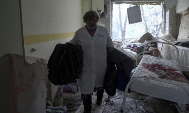 Окупанти пошкодили вже більш ніж сто лікарень, сьогодні уламки ракети знайдено на території “Охматдиту” в Києві