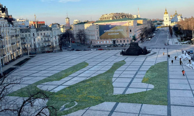 Для створення квіткового Тризуба на Софіівській площі використали півтора мільйони тюльпанів