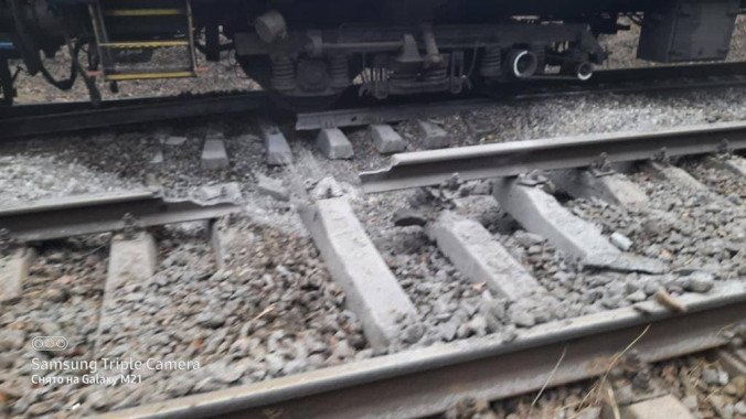 Російські окупанти снарядом пошкодили залізничну колію до Ірпеня, громадян просять перейти з залізничного вокзалу до села Романівка