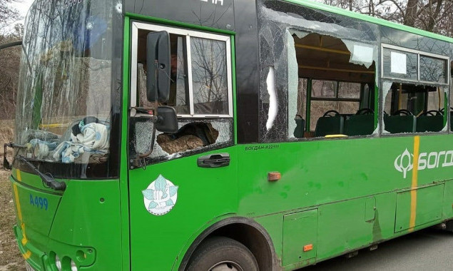 Російські війська обстріляли евакуаційний автобус та ряд сіл у Київській області: троє людей поранено