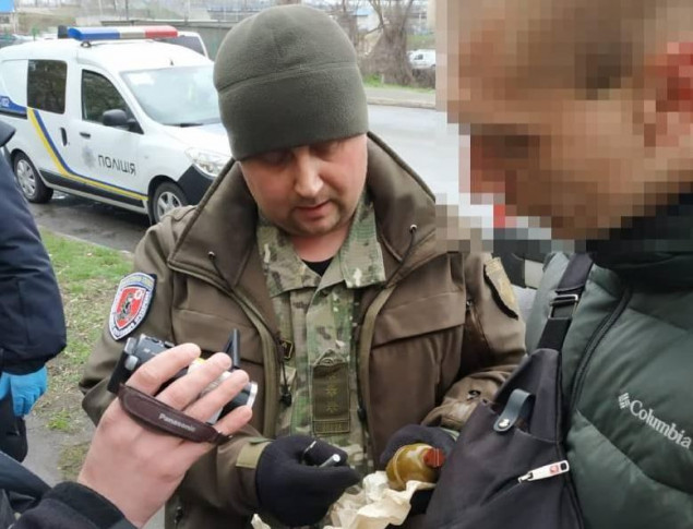 У Києві на Райдужному масиві правоохоронці затримали чоловіка з гранатою в рюкзаку
