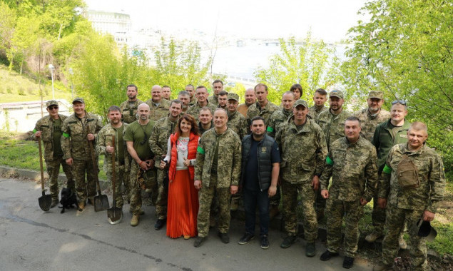 В центрі Києва висадили алею на честь героїзму українських військових (фото)