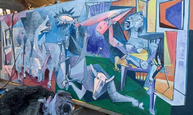В Ірпені під зруйнованим мостом відкрили арт-роботу в пам'ять про загиблих людей на Київщині