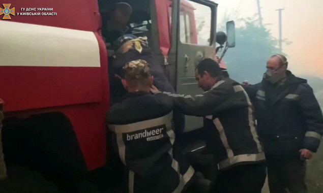 На Київщині бійці ДСНС врятували жінку під час лісової пожежі (фото, відео)