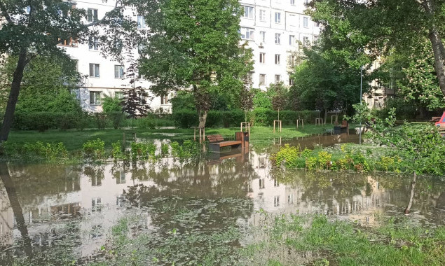 У Голосіївському районі столиці - прорив труби, залило водою території біля школи