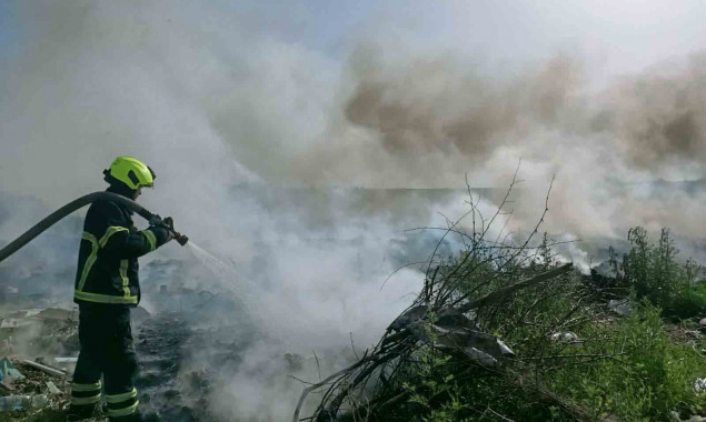 Поблизу Тарасівки на Київщині палало сміттєзвалище, з вогнем боролися 9 годин