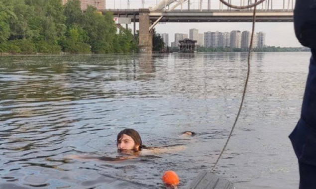 Працівники ДСНС Києва врятували чоловіка, який хотів переплисти Дніпро
