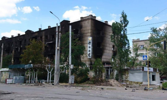 Для виходу на адмінмежу Луганщини росіяни артилерією знищують села, - Гайдай
