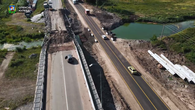 У Бородянці облаштували проїзд зруйнованим мостом через річку Здвиж (відео)