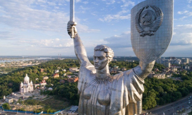 У застосунку “Дія” запустили опитування про долю герба СРСР на щиті монумента  “Батьківщина-Мати” в Києві