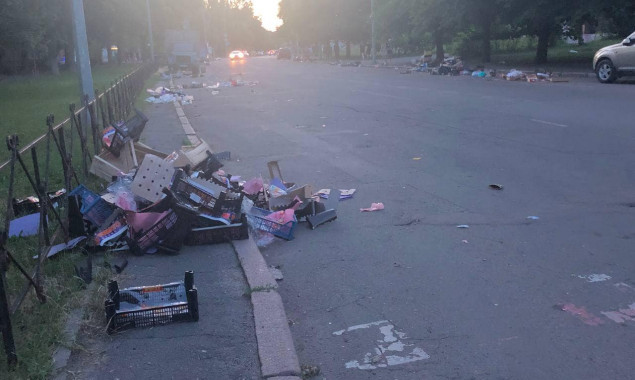 У Києві сміття біля ринків та ярмарків захаращує зливостоки на дорогах і провокує підтоплення, - “Київавтодор”