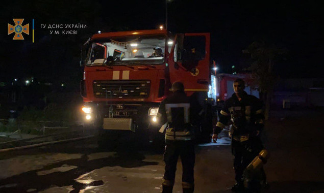 У Києві вогнеборці під час пожежі в Голосіївському районі врятували людину (відео)