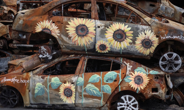Американський художник прикрасив ірпінське кладовище автівок соняхами