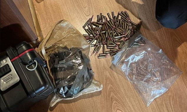 На Київщині поліція вилучила у чоловіка гранатомет, боєприпаси та наркотики (фото)