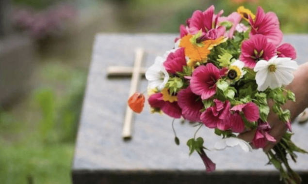У Бучі продовжується масове поховання невпізнаних тіл (відео)