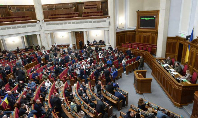 Рада заборонила транслювати засідання парламенту телеканалом “Рада”
