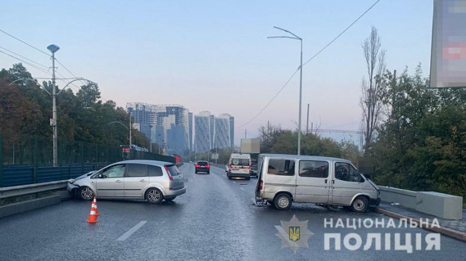 У Києві на вулиці Борщагівській внаслідок ДТП загинув водій мікроавтобуса