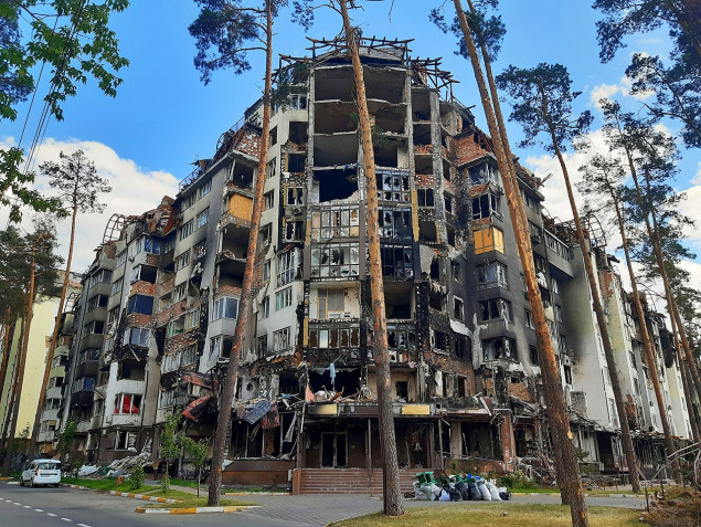 В Ірпені демонтували частину одного з найвідоміших розбомблених рашистами будинків