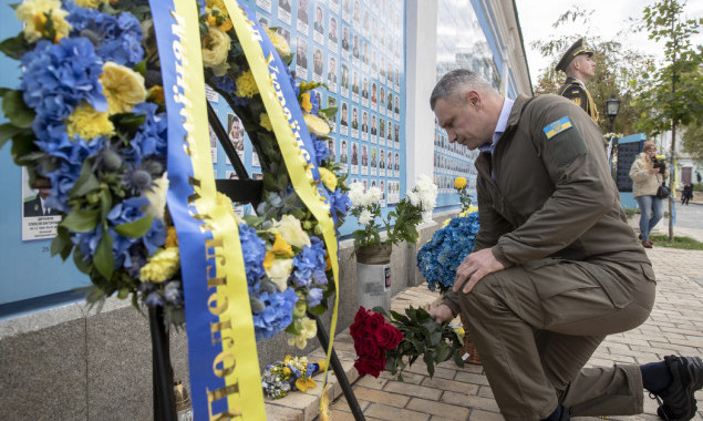 Кличко у День Захисників і Захисниць України поклав квіти до Стіни пам’ яті (фото)