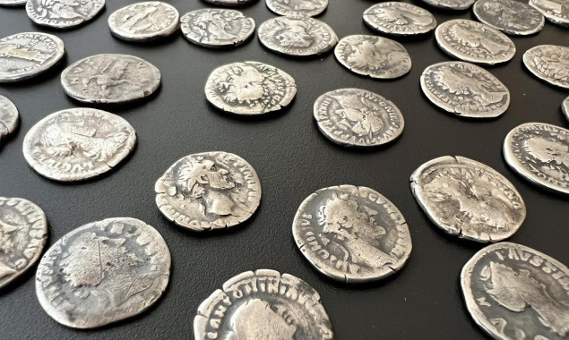 Київські митники виявили у міжнародному експресвідправленні до США 210 старовинних срібних монет (фото)