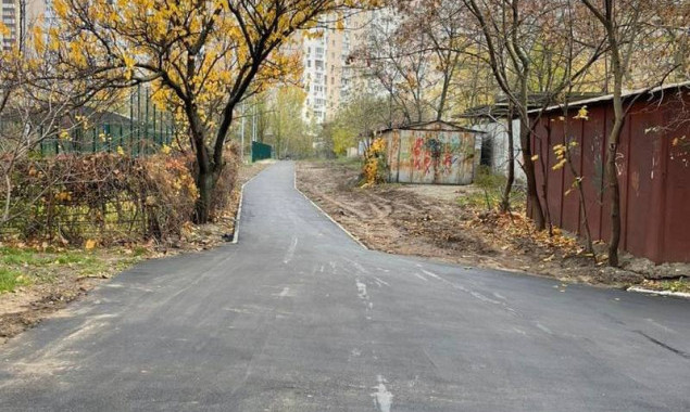 У Дарницькому районі столиці оновили асфальтне покриття пішохідних доріжок по вулиці Здолбунівській