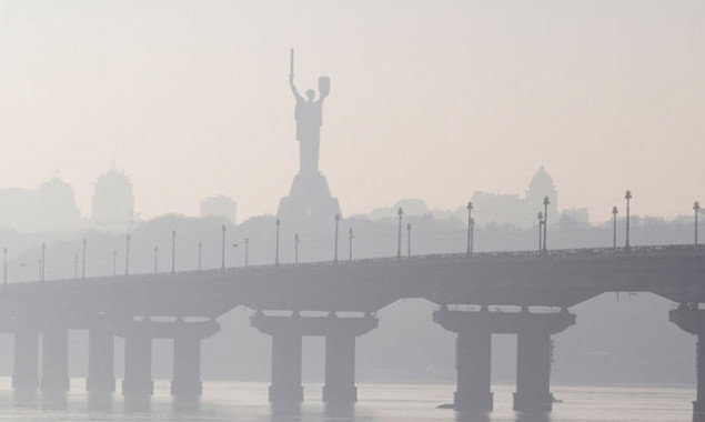 Сьогодні у столиці очікується туман з низькою видимістю, водіїв закликають дотримуватися правил безпечного керування