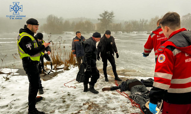 На столичному Святошині на озері загинув рибалка, який провалився під лід