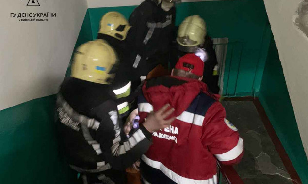 У Білій Церкві рятувальники винесли з палаючої квартири жінку та встигли врятувати ще одну людину