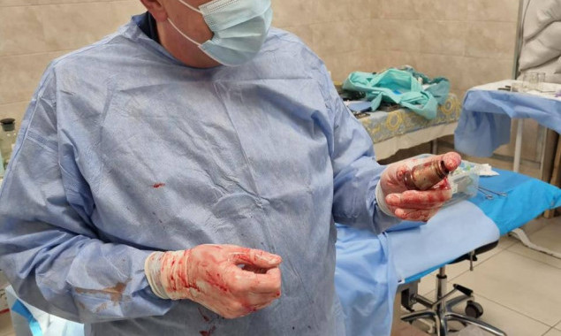Військові лікарі провели унікальну операцію: видалили гранату, яка не розірвалася, з тіла бійця 