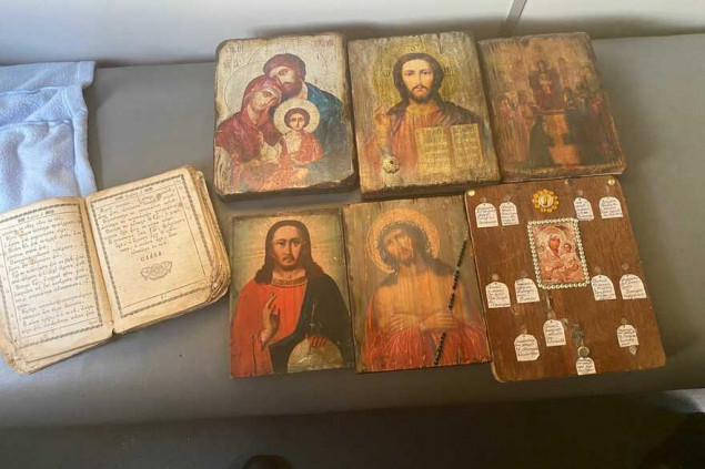 Поїздом з Києва до Хелма українець намагався вивезти шість старовинних ікон