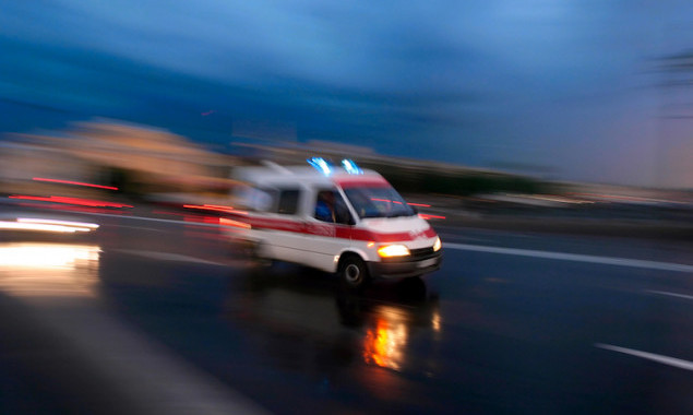 У Києві на водія прибувшей за викликом швидкої накинувся з ножем сильно нетверезий “пацієнт”
