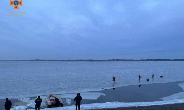 На Київському водосховищі 11 рибалок опинились на дрейфуючій крижині