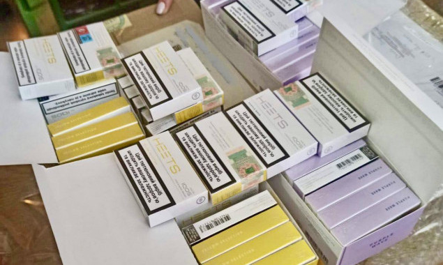 Тютюнові вироби під прикриттям гречки та цукерок: столичні митники вилучили з міжнародних відправлень стіки для Iqos