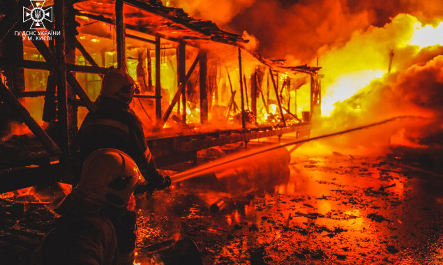 У столичному Гідропарку загасили пожежу на понтонній сауні (фото, відео)