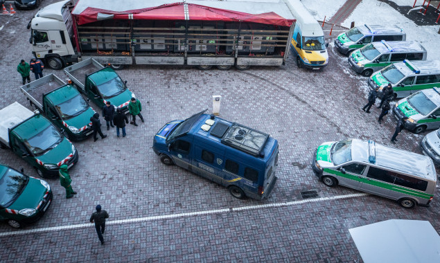 Київ отримав від міжнародних партнерів поліцейські автомобілі, комунальну техніку та генератори (фото)