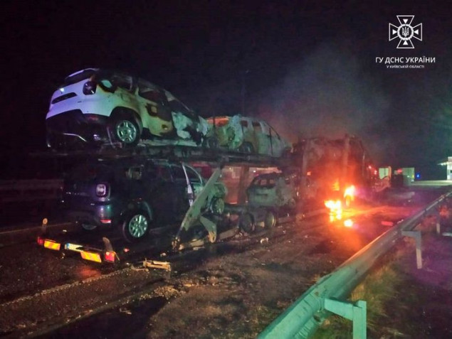 На Макарівщині внаслідок пожежі біля АЗС згоріли автовіз та 7 автомобілів