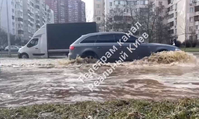 У Дарницькому районі Києва через аварію затопило одразу кілька вулиць, рух по вулиці Ахматовой перекрито (відео)