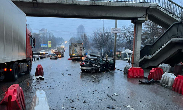 На Берестейському проспекті столиці внаслідок зіткнення двох вантажівок та легковика загинула людина (фото)